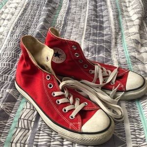 Women’s 9/men’s 7. Red high top converse.